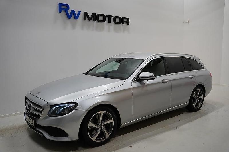 Silver Begagnad 2017 Mercedes E220 Avantgarde Kombi | 214 900 kr (Superpris) - Bild 1/4