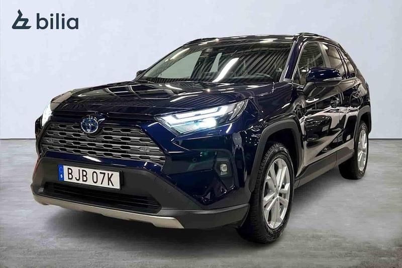 Mörkblå (blå) Begagnad 2024 Toyota RAV4 Hybrid Executive SUV | 439 900 kr (Marknadspris) - Bild 1/1