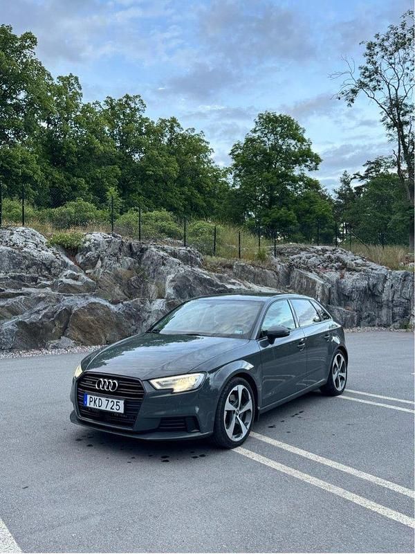 Grå Begagnad 2017 Audi A3 Sportback Comfort Halvkombi | 236 000 kr (Dyr) - Bild 1/4
