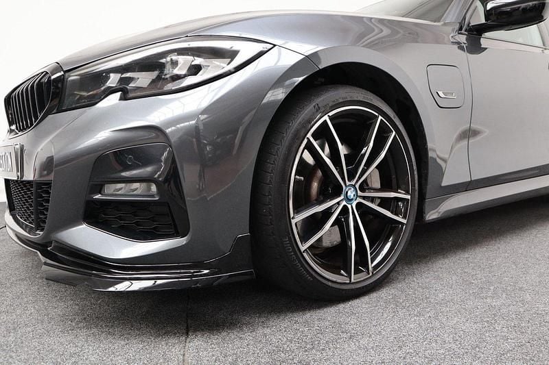 Begagnad BMW 330e M Sport 292 HK (214 kW) 2021 Grå Sedan