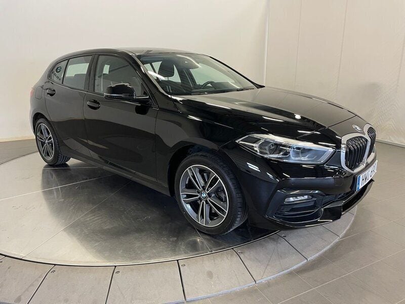 Svart Begagnad 2022 BMW 118 Sport Line Halvkombi | 229 000 kr (Marknadspris) - Bild 1/4