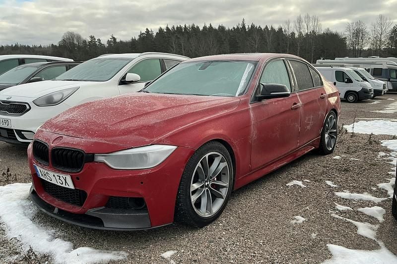 Röd Begagnad 2012 BMW 335 Sport Line Sedan | 149 000 kr (Superpris) - Bild 1/3