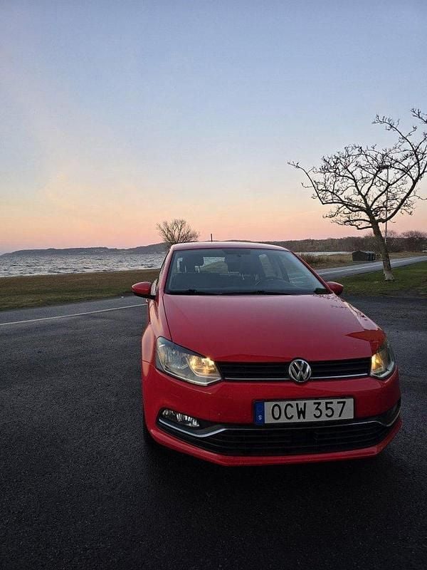 Röd Begagnad 2016 VW Polo Halvkombi | 80 000 kr (Marknadspris) - Bild 1/4