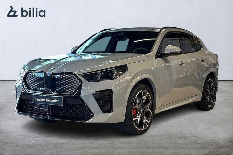 Grå Begagnad 2024 BMW iX2 M Sport SUV | 594 900 kr (Superpris) - Bild 1/3