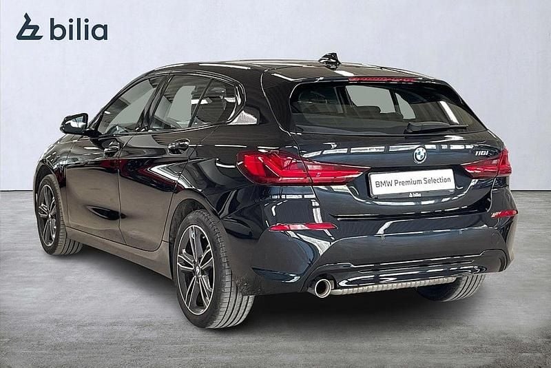 Begagnad BMW 118 Shadowline 2023 Svart Halvkombi