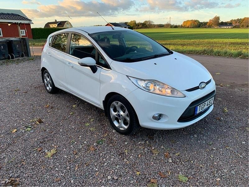 Vit Begagnad 2011 Ford Fiesta Titanium Halvkombi | 38 000 kr (Marknadspris) - Bild 1/4