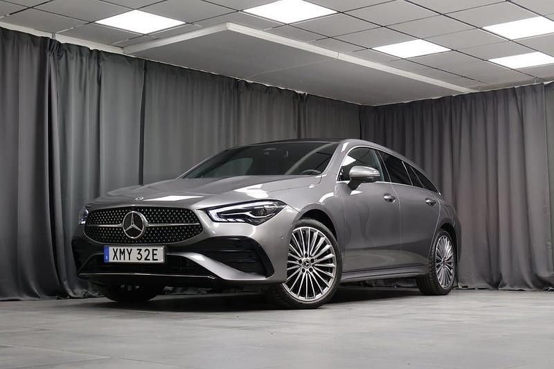 Grå Begagnad 2025 Mercedes CLA250 Shooting Brake AMG Kombi | 429 000 kr (Marknadspris) - Bild 1/4