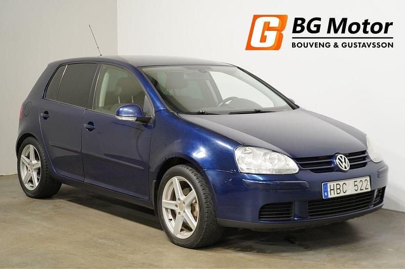 Mörkblå (blå) Begagnad 2009 VW Golf Trendline Halvkombi | 29 900 kr (Marknadspris) - Bild 1/4