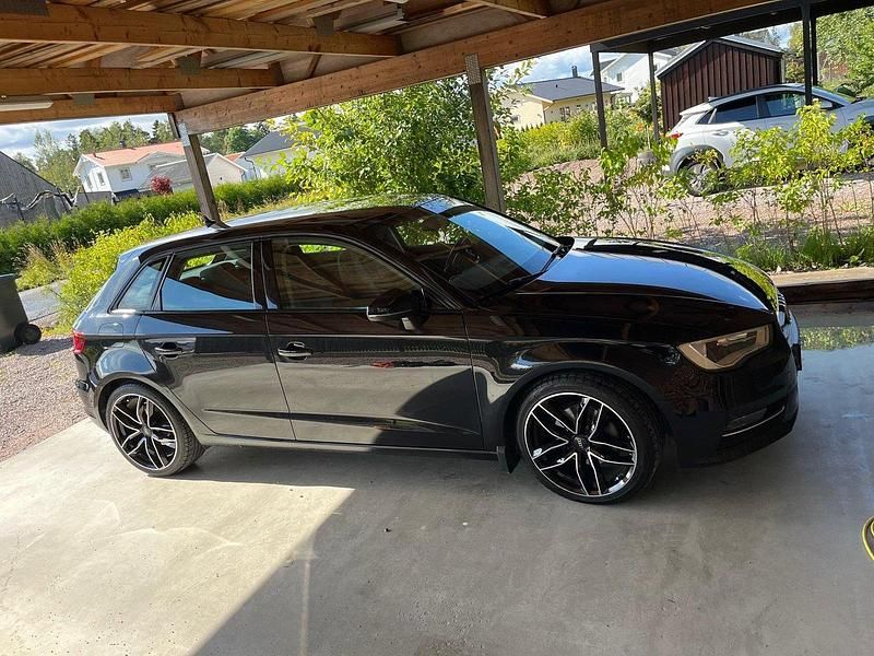 Svart Begagnad 2014 Audi A3 Sportback Ambition Halvkombi | 108 900 kr (Marknadspris) - Bild 1/4