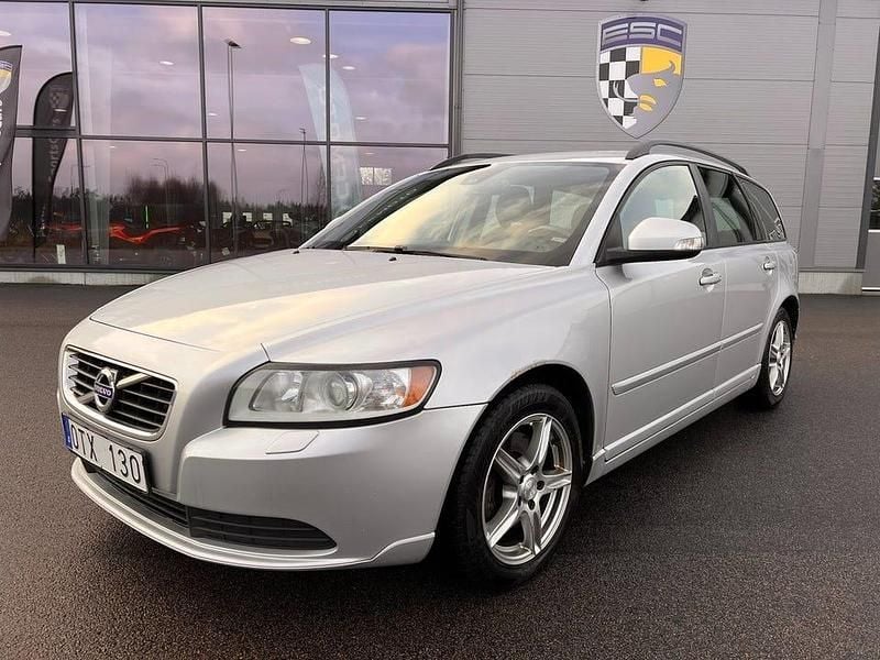 Grå Begagnad 2011 Volvo V50 Kinetic Kombi | 34 900 kr (Marknadspris) - Bild 1/4