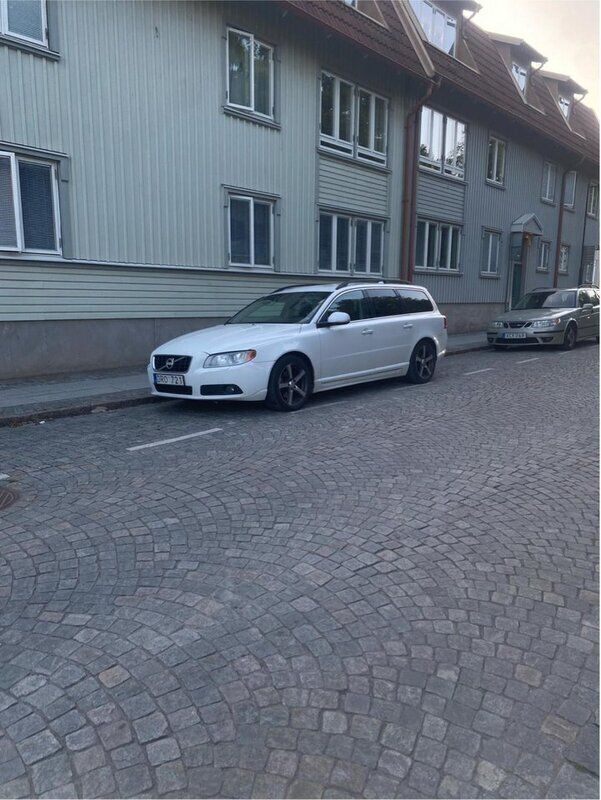 Vit Begagnad 2013 Volvo V70 Momentum Kombi | 70 000 kr (Marknadspris) - Bild 1/4