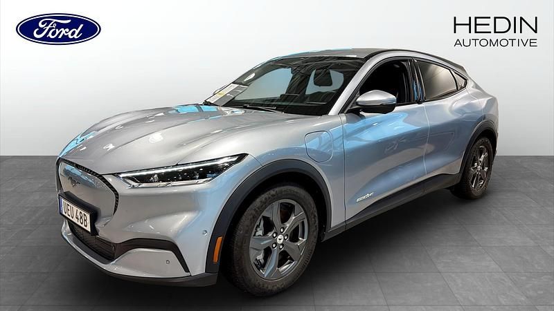 Grå Begagnad 2022 Ford Mustang Mach-E Standard Range SUV | 329 900 kr (Marknadspris) - Bild 1/4