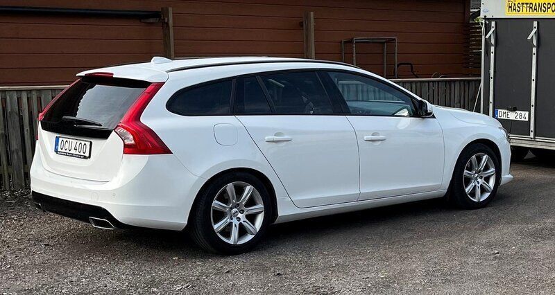 Vit Begagnad 2017 Volvo V60 Momentum Kombi | 110 000 kr (Bra pris) - Bild 1/2