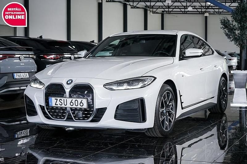 Vit Begagnad 2022 BMW i4 M Sport Sedan | 429 000 kr (Lite dyr) - Bild 1/4