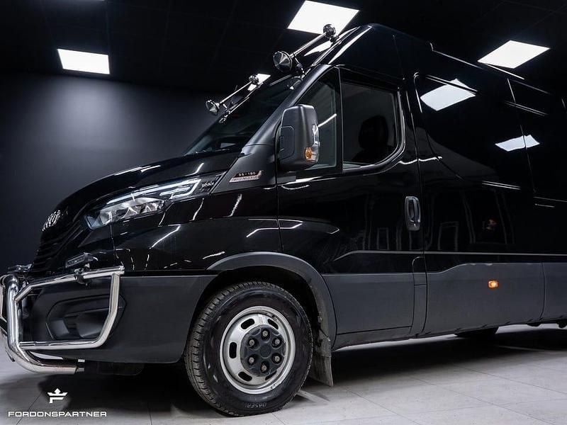 Begagnad Iveco Daily 175 HK (128 kW) 2024 Svart Van