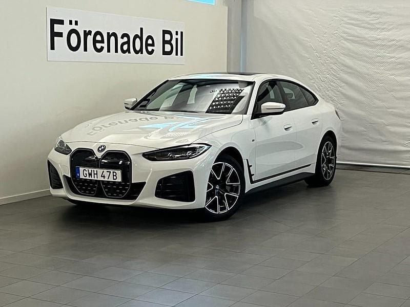 Vit Begagnad 2024 BMW i4 M Sport Sedan | 469 000 kr (Bra pris) - Bild 1/4