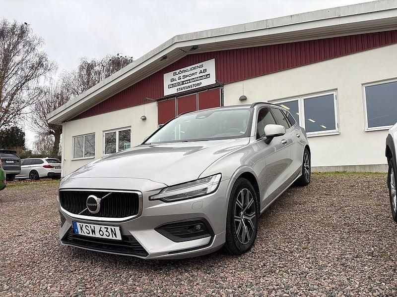 Silver Begagnad 2023 Volvo V60 Core Kombi | 339 000 kr (Bra pris) - Bild 1/4