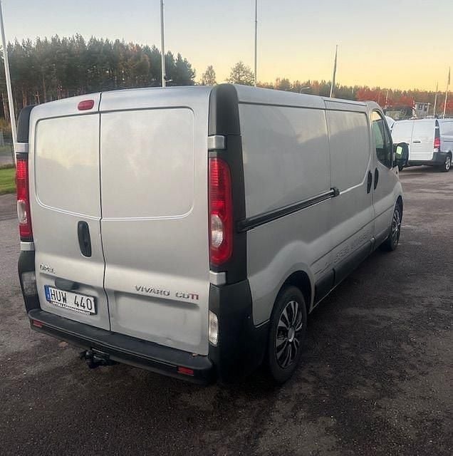 Begagnad Opel Vivaro 114 HK (83 kW) 2009 Silver Minibuss