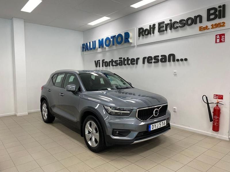 Grå Begagnad 2018 Volvo XC40 Momentum SUV | 309 500 kr (Marknadspris) - Bild 1/4