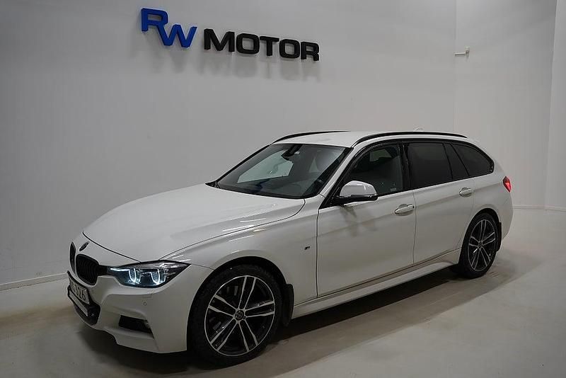 Vit Begagnad 2017 BMW 330 M Sport Kombi | 279 800 kr (Superpris) - Bild 1/4