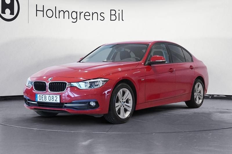 Röd Begagnad 2016 BMW 320 Sport Line Sedan | 194 800 kr (Marknadspris) - Bild 1/4