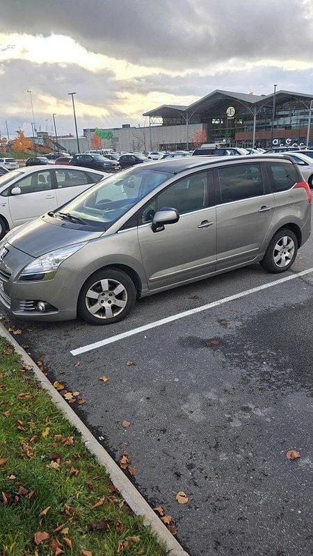 Grå Begagnad 2012 Peugeot 5008 Allure Minibuss | 50 000 kr (Marknadspris) - Bild 1/4