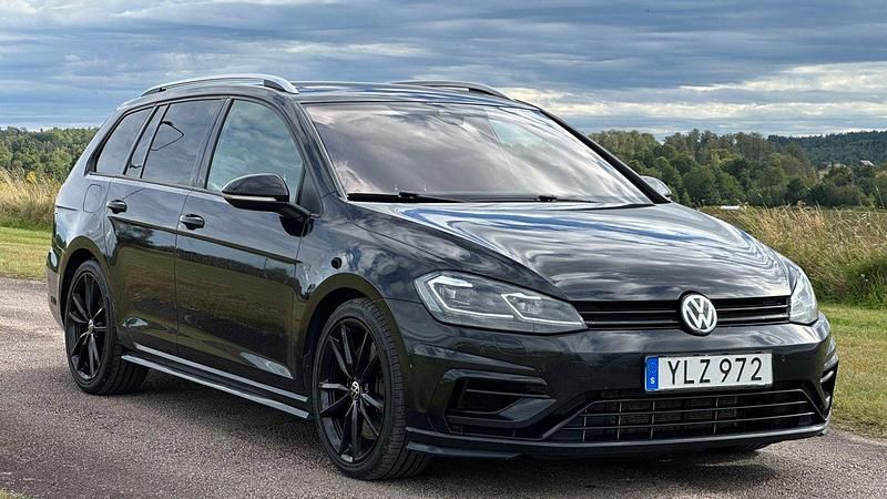 Svart Begagnad 2017 VW Golf VII R Kombi | 349 900 kr - Bild 1/4