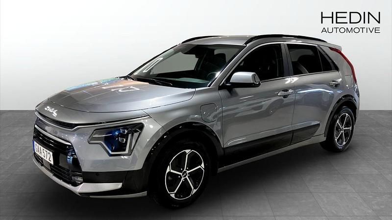 Grå (grey) Begagnad 2024 Kia Niro Advance SUV | 369 900 kr (Dyr) - Bild 1/4