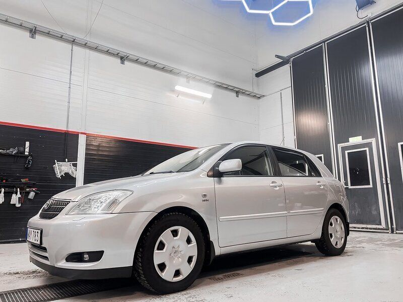 Silver Begagnad 2004 Toyota Corolla Halvkombi | 44 900 kr (Marknadspris) - Bild 1/4