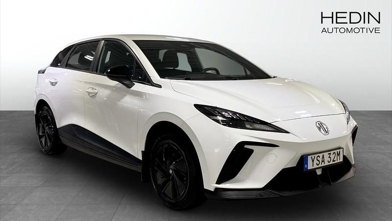 Vit (white) Begagnad 2023 MG MG4 EV Halvkombi | 254 900 kr - Bild 1/4