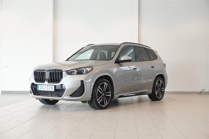Grå Begagnad 2023 BMW X1 M Sport SUV | 559 800 kr (Marknadspris) - Bild 1/4
