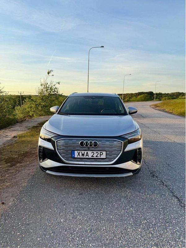 Silver Begagnad 2023 Audi Q4 e-tron Comfort SUV | 395 000 kr - Bild 1/4