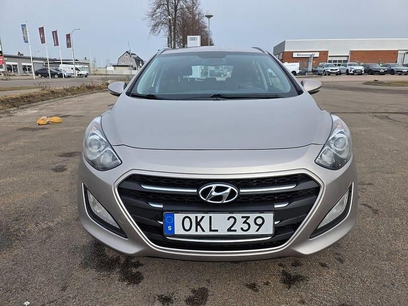 Begagnad Hyundai i30 Comfort 110 HK (80 kW) 2017 Brun Kombi