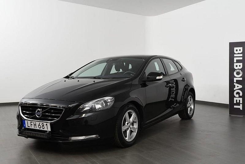 Svart Begagnad 2015 Volvo V40 Kinetic Kombi | 149 800 kr (Marknadspris) - Bild 1/4