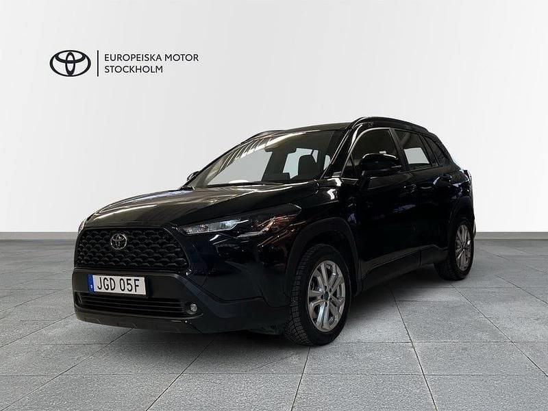 Svart Begagnad 2025 Toyota Corolla Cross Active SUV | 329 800 kr (Bra pris) - Bild 1/4
