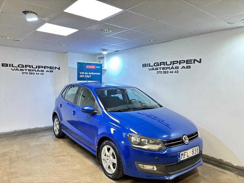 Blå Begagnad 2011 VW Polo Halvkombi | 94 800 kr (Marknadspris) - Bild 1/4