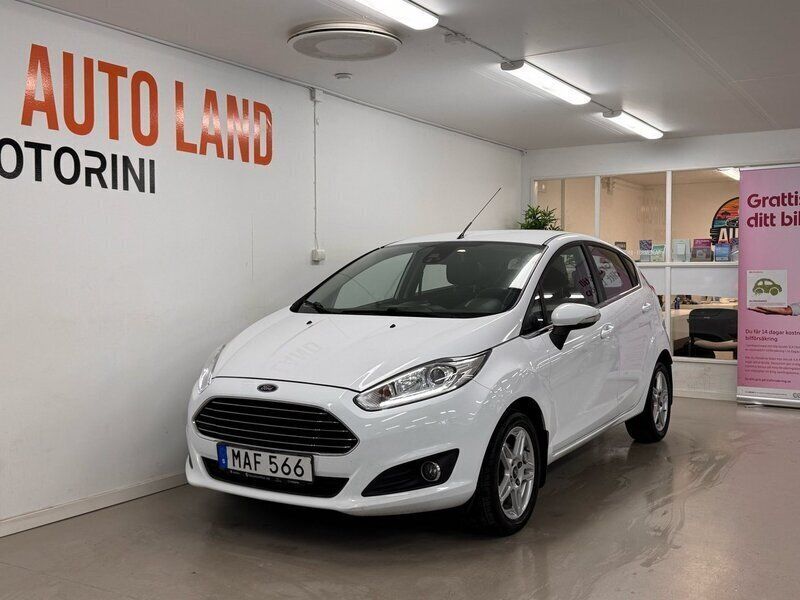 Vit Begagnad 2015 Ford Fiesta Titanium Halvkombi | 64 900 kr (Marknadspris) - Bild 1/4