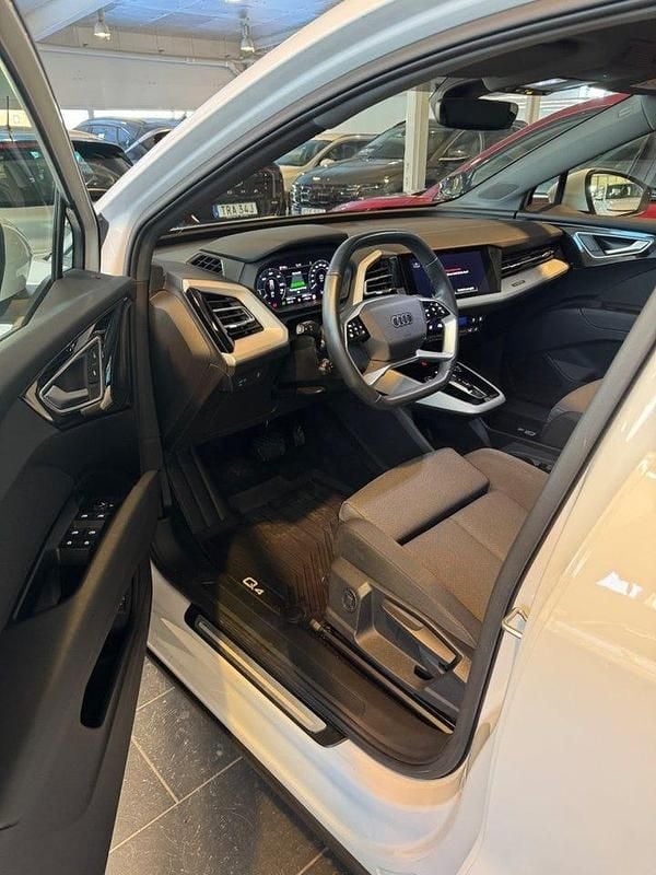 Begagnad Audi Q4 e-tron Advanced 194 kW (265 HK) 2024 Vit SUV