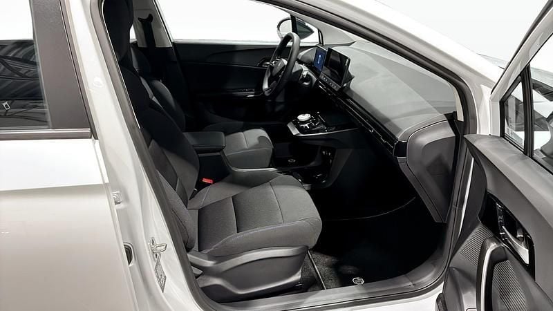 Begagnad MG MG4 EV 150 kW (204 HK) 2024 Vit Halvkombi