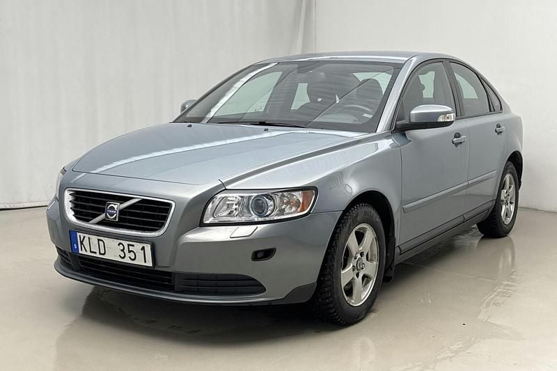 Ljusblå Begagnad 2008 Volvo S40 Kinetic Sedan | 42 000 kr (Marknadspris) - Bild 1/4