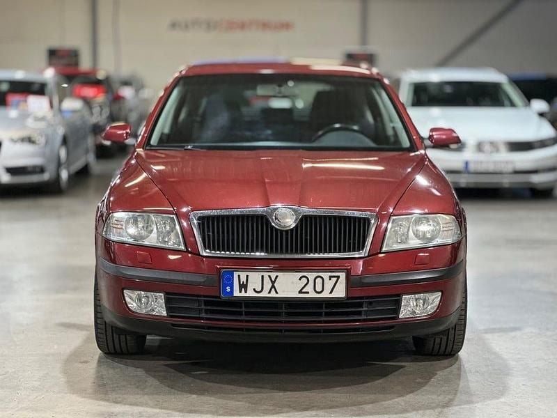 Begagnad Skoda Octavia 102 HK (75 kW) 2004 Mörkröd Halvkombi