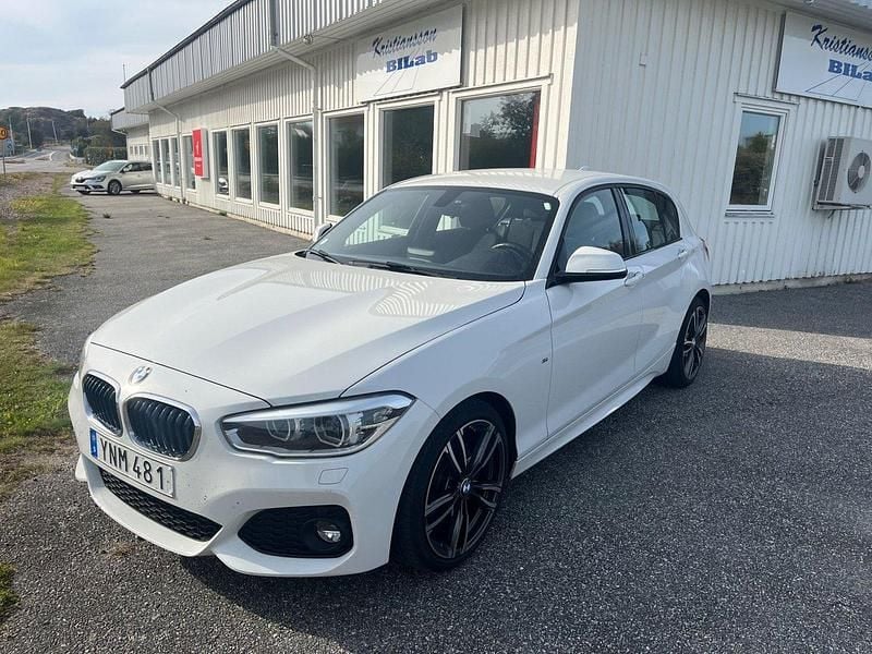 Vit Begagnad 2018 BMW 118 M Sport Halvkombi | 189 000 kr (Marknadspris) - Bild 1/4
