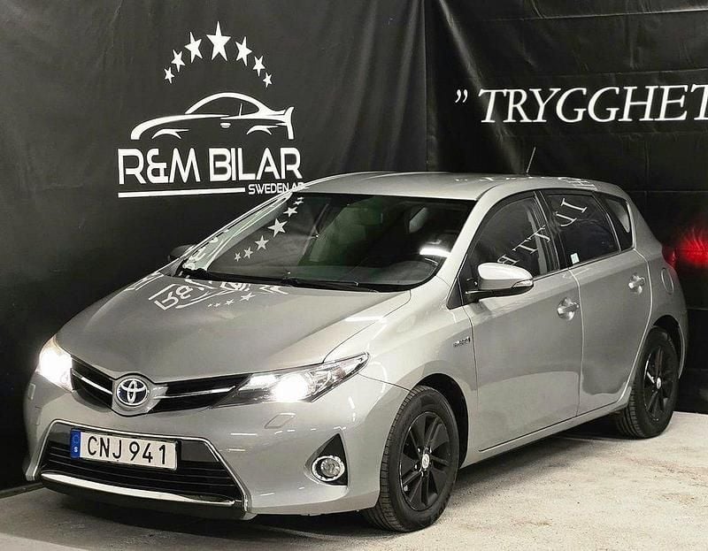 Ljusgrå Begagnad 2014 Toyota Auris Hybrid Halvkombi | 129 800 kr (Marknadspris) - Bild 1/4