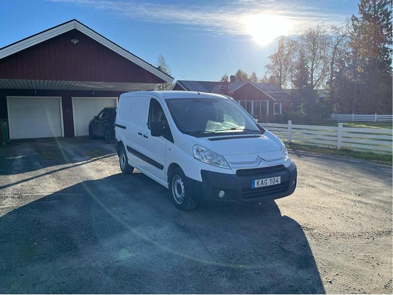 Vit Begagnad 2010 Citroën Jumpy Minibuss | 44 900 kr (Marknadspris) - Bild 1/4