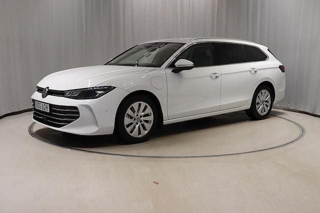 Vit (pure white) Begagnad 2025 VW Passat Business Kombi | 459 800 kr - Bild 1/4