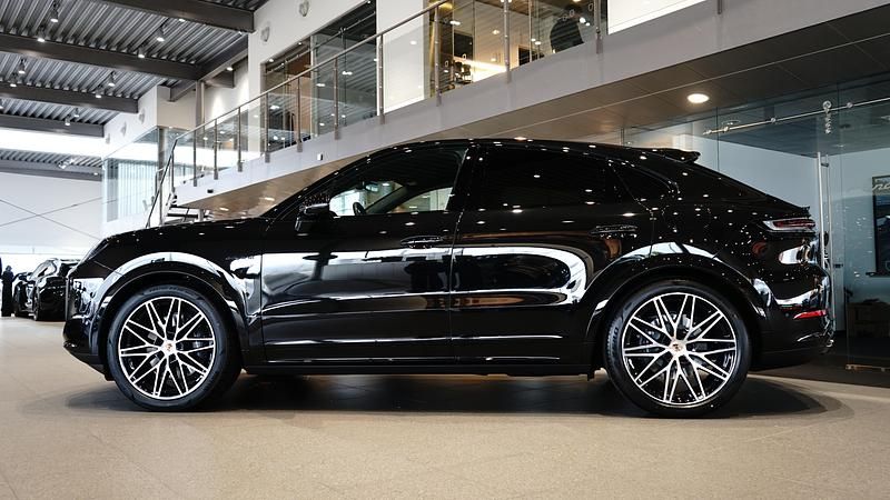 Begagnad Porsche Cayenne 470 HK (345 kW) 2026 Svart SUV
