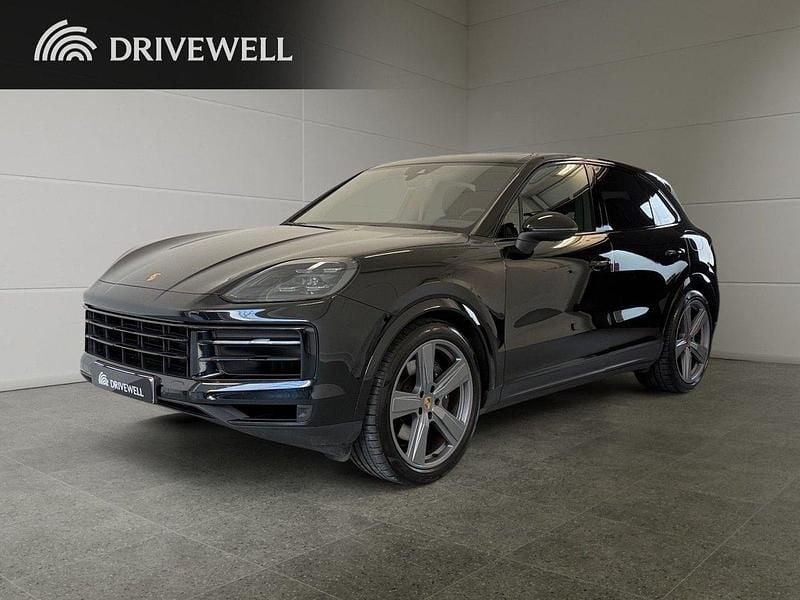 Svart (chromite black metallic) Begagnad 2023 Porsche Cayenne SUV | 1 049 000 kr - Bild 1/4