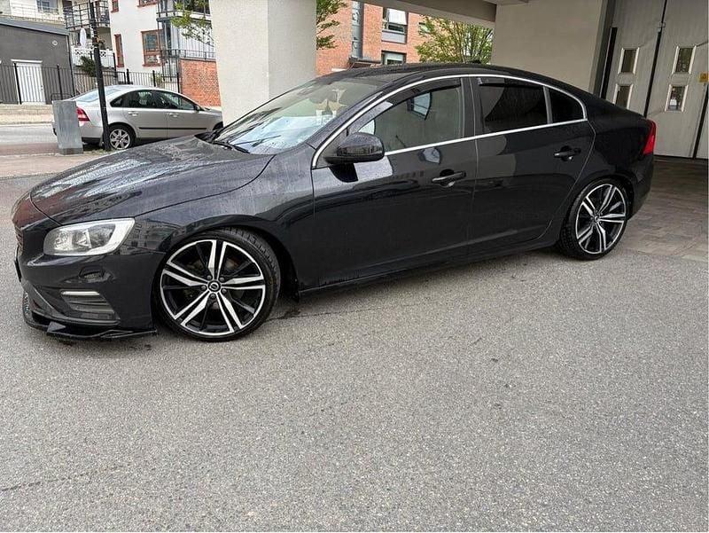 Begagnad 2015 Volvo S60 R-Design Sedan | 100 000 kr (Superpris) - Bild 1/4