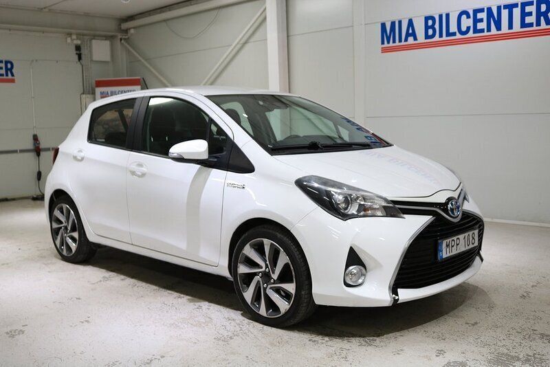 Vit Begagnad 2015 Toyota Yaris Hybrid Active Halvkombi | 95 000 kr (Lite dyr) - Bild 1/4