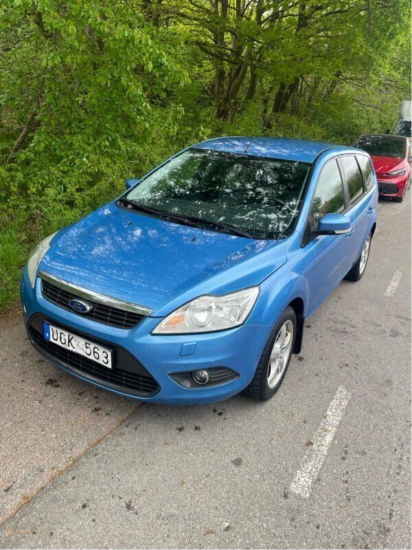 Blå Begagnad 2010 Ford Focus Platinum Kombi | 23 000 kr (Marknadspris) - Bild 1/4